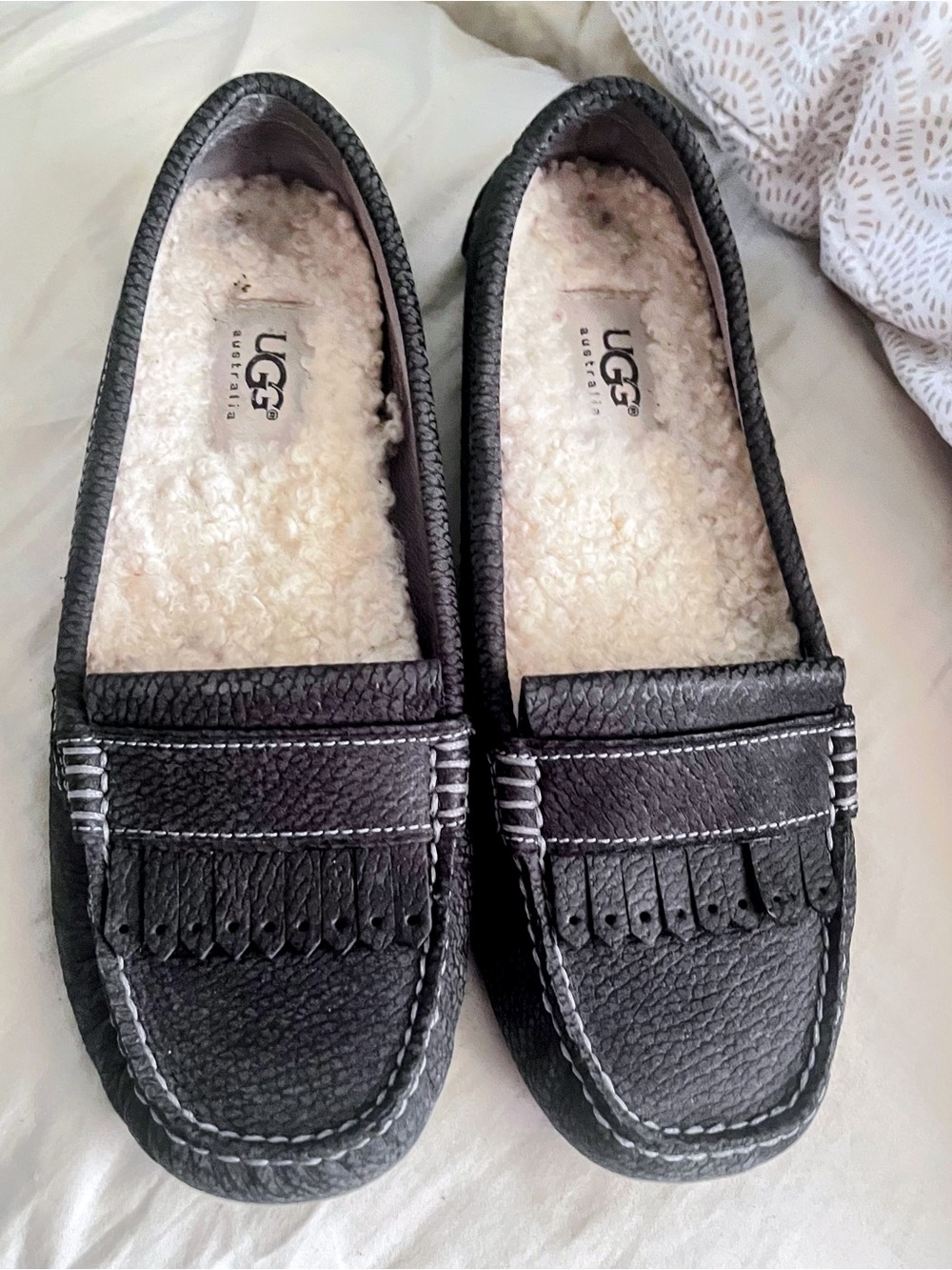 UGG Black Pebbled Leather EUC Shearling-Lined Moccasin Loafers